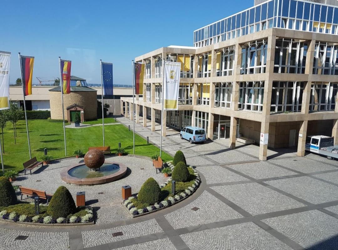 Zum Simonbraeu Hotel Битбург Екстериор снимка