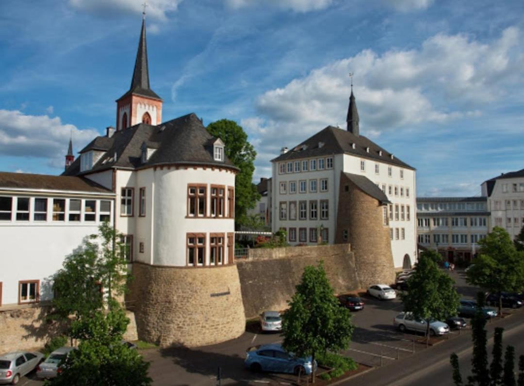 Zum Simonbraeu Hotel Битбург Екстериор снимка