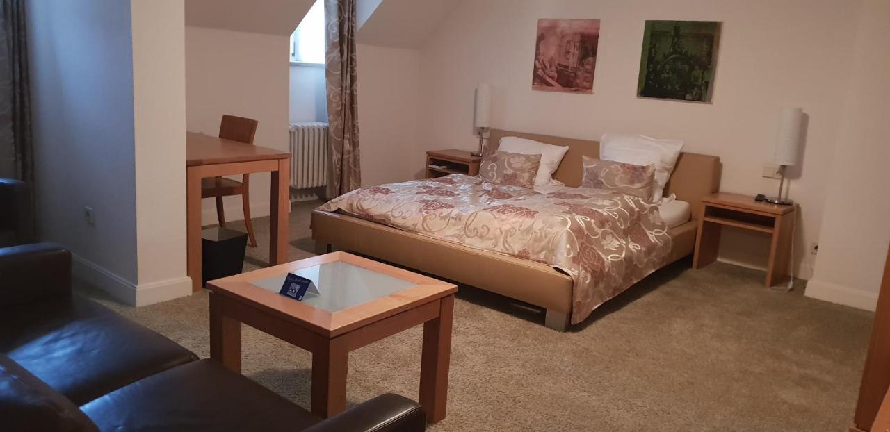 Zum Simonbraeu Hotel Битбург Екстериор снимка